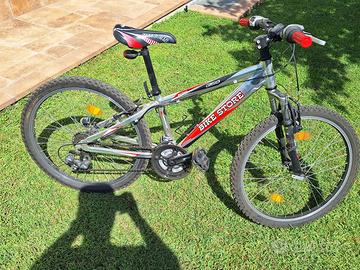 MTB ragazzo grigia e rossa con telaio alluminio