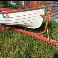 Barchetta a remi ideale per la pesca sotto costa