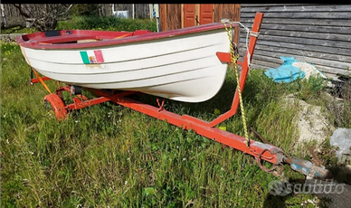 Barchetta a remi ideale per la pesca sotto costa