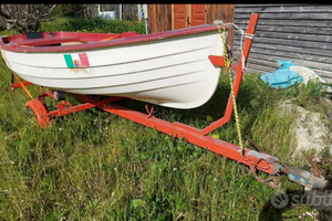 Barchetta a remi ideale per la pesca sotto costa