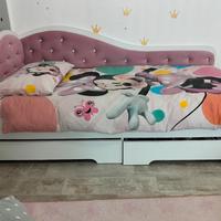 letto in legno singolo con testata capitonnè 