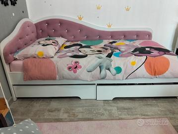 letto in legno singolo con testata capitonnè 