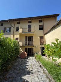 Casa indipendente di 220 m² con più di 5 locali a 