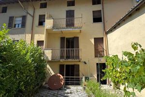 Casa indipendente di 220 m² con più di 5 locali a 