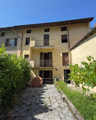 Casa indipendente di 220 m² con più di 5 locali a 