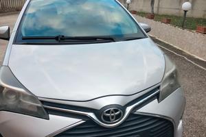 Toyota Yaris modello "4d" anno 2015