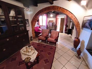 Casa indipendente su 3 livelli Tonara