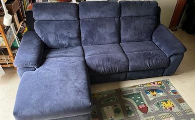 divano tre posti marca Semeraro con chaise longue