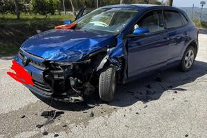 Polo 1000 80 CV 2023 lato guidato incidentato