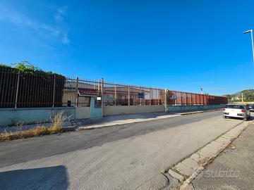 Capannone industriale con ampio spazio e celle