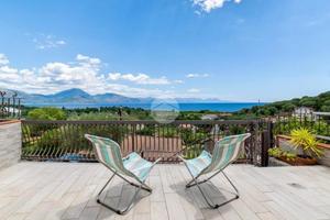 VILLA A SCHIERA A SANTA MARINA