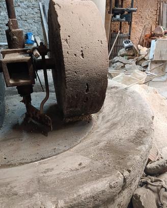 Macina in pietra per molitura olive fine '800