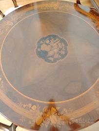 Tavolo e sedie color noce condizione impeccabili. 