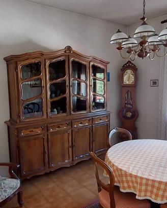 Elegante Sala da Pranzo Completa in Noce Massello