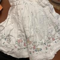 Vestitino da neonato con ricamo sotto tutto intorn