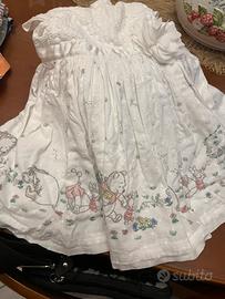 Vestitino da neonato con ricamo sotto tutto intorn