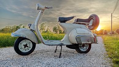 vespa 125 Anni 50 Targata VENEZIA  da passaggio 