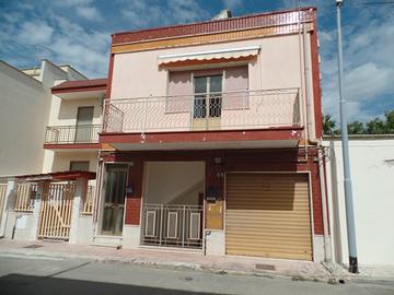 Stabile Indipendente su due livelli con giardino