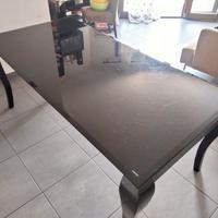 Tavolo sala da pranzo  con sedie 