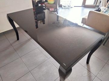 Tavolo sala da pranzo  con sedie 
