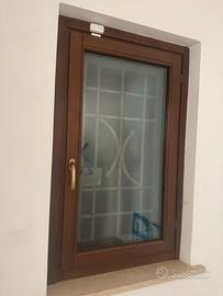 Finestra con inferriata e persiana in legno