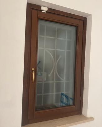 Finestra con inferriata e persiana in legno