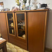 Credenza con vetrina cntrale +tavolo con 4 sedie