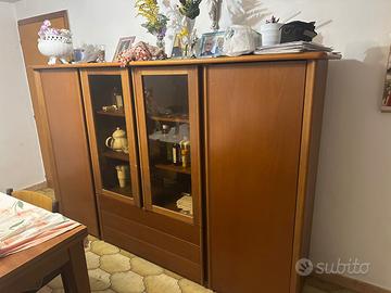Credenza con vetrina cntrale +tavolo con 4 sedie