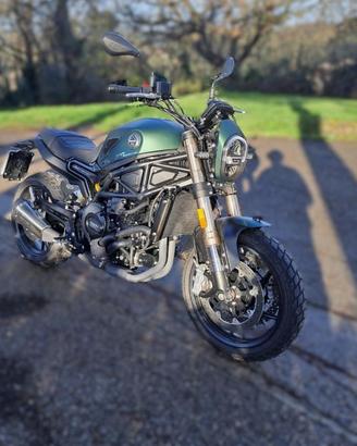 BENELLI Leoncino 800 .