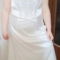 Abito da sposa bianco con perle 