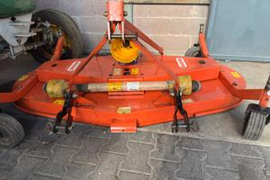 Tagliaerba trainato a tre lame