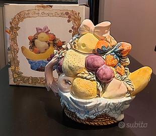 Teiera da collezione in ceramica decorata a mano.