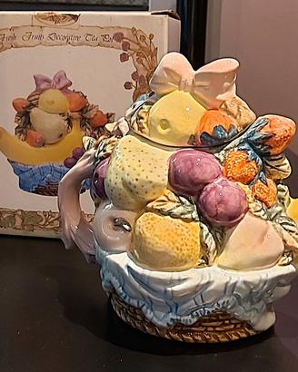 Teiera da collezione in ceramica decorata a mano.