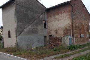 Stalla e fienile da abbattere