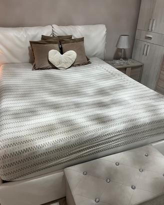 Camera da letto e divano