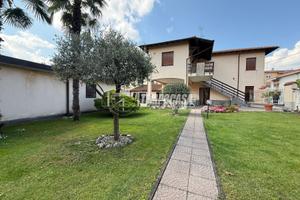 RIF. 037 - CORTILE INDIPENDENTE COMPOSTO DA DUE AP