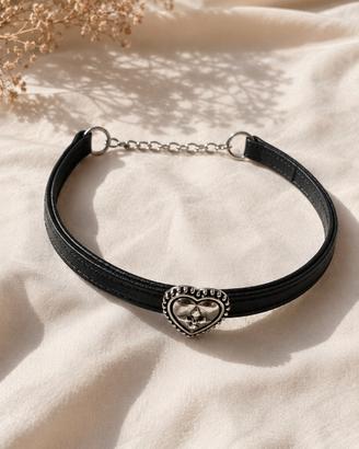 choker gotico di pelle con cuore 