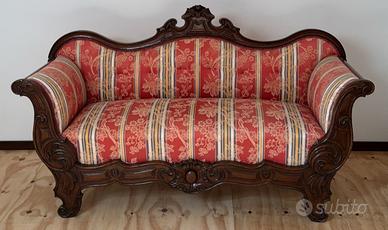 Divano in noce fatto a mano  del 1800