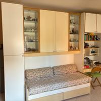 Armadio a ponte con letto, vetrine e scrivania