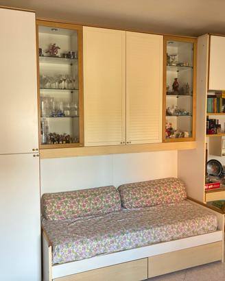 Armadio a ponte con letto, vetrine e scrivania