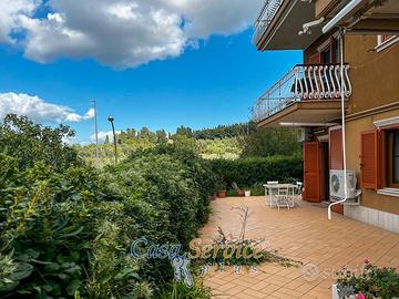 Ampia abitazione al piano rialzato con giardino
