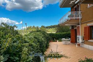 Ampia abitazione al piano rialzato con giardino