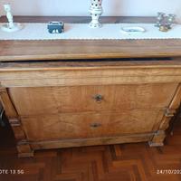 Comò antico a due cassetti con piano sagomato