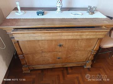 Comò antico a due cassetti con piano sagomato