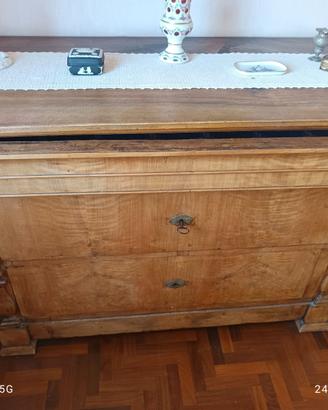 Comò antico a due cassetti con piano sagomato