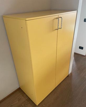 Mobile giallo