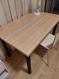 tavolo, gambe nero, piano in rovere chiaro