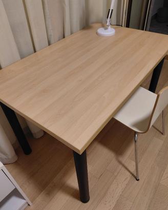 tavolo, gambe nero, piano in rovere chiaro