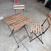 Tavolo in legno da giardino con due sedie