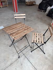Tavolo in legno da giardino con due sedie